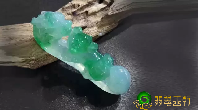 不一样型体的翡翠装饰品喻意也不一样   第1张