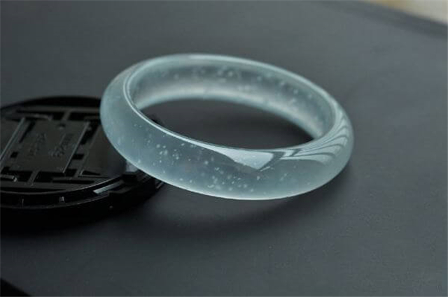 什么样的翡翠手镯好?新手必须懂这些!(图文) 第1张