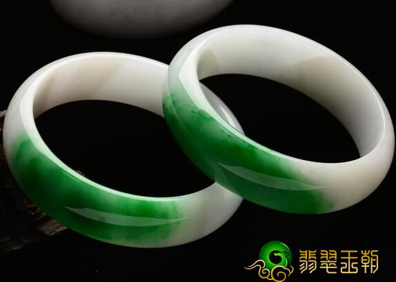 了解翡翠白底青种手镯价格 了解白底青翡翠是怎样的 