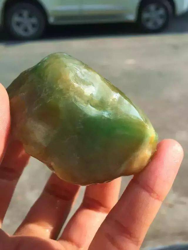 
                一块大马坎黄加绿翡翠原石，起货盼君荣归摆件，惊艳四座！
   第3张