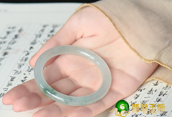 翡翠镯子送礼有哪些高度重视？ 这一份镯子送人与配戴疑难问题一定要把握   第2张