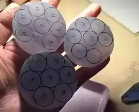 
                翡翠珠链要价为什么那么贵，看看它的制作过程你就知道了
   第2张