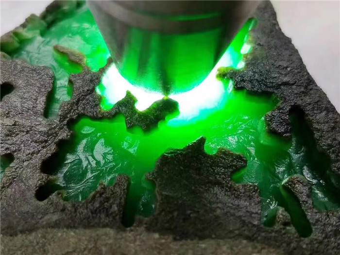 
                神仙难断寸玉——翡翠原石的选择
   第2张