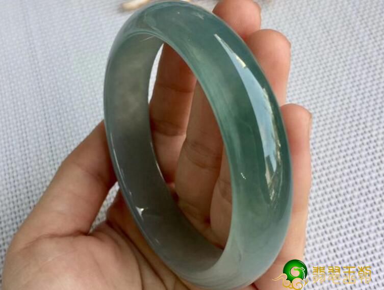 油青翡翠手镯价格一般是多少？听说它是合适一般顾客的平价翡翠   第1张