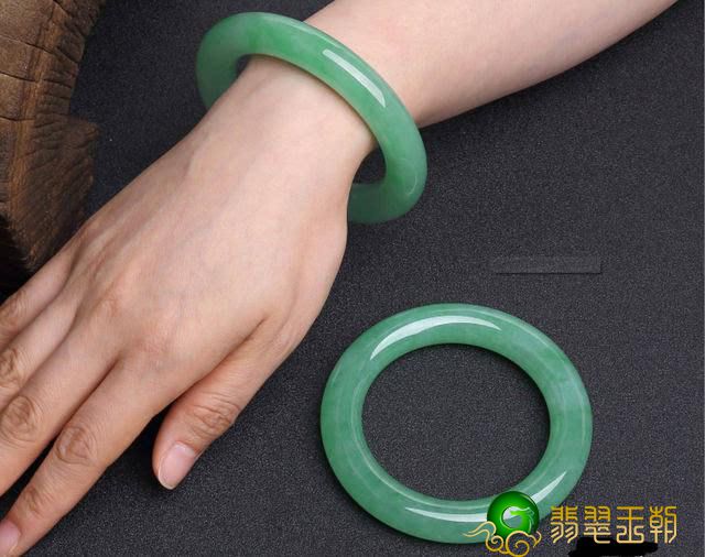 配戴翡翠对人体有什么益处呢？但这几个方面还要谨记哦。   第1张