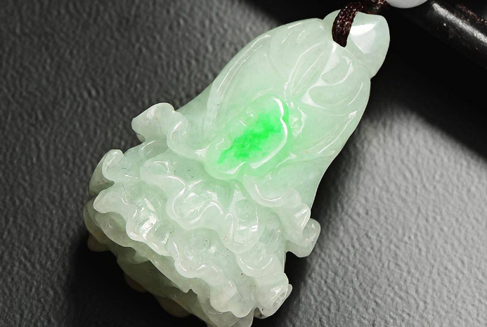 翡翠白菜吊坠寓意这么好，特别适合这几种人佩戴   第2张