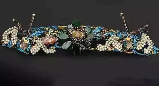 
                看看慈禧当年的翡翠发簪什么样
   第2张