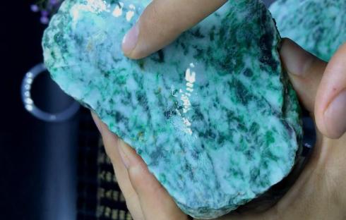 什么颜色的翡翠最好?及影响翡翠绿色调的因素有哪些?
第3张