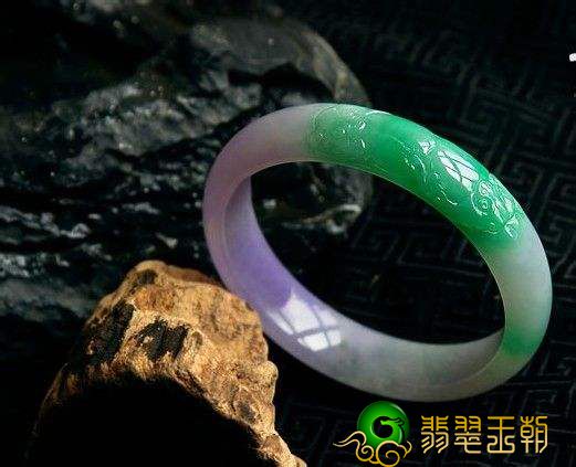 度假旅游时花4万买的翡翠翡翠原石，竟然切出了春带彩镯子   第1张