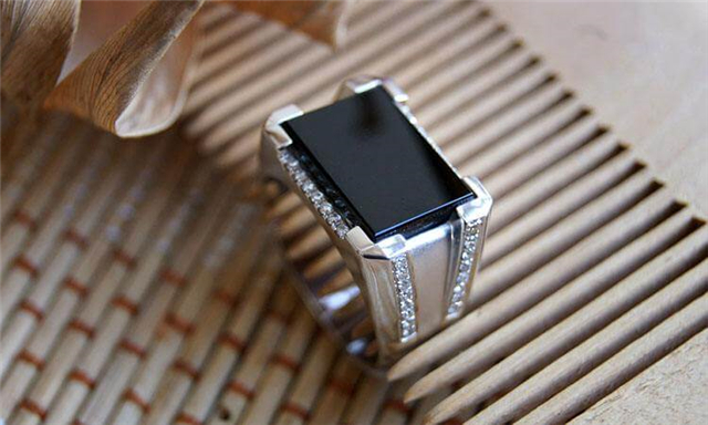 墨翠适合什么人佩戴？怎么辨别墨翠的好坏？   第3张