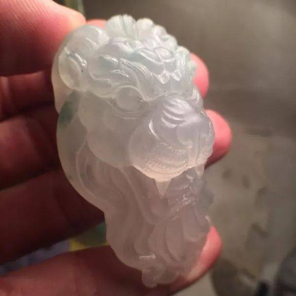 
                花高价拿下“莫西沙”翡翠原石，切开之后果然名不虚传！
   第4张