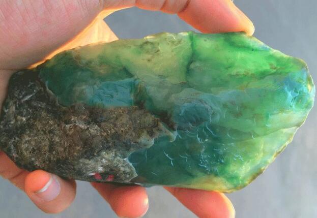 翡翠南奇场口原石，切出三个冰种飘花挂件，美爆了！   第1张