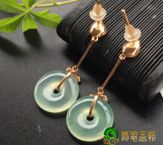 了解每个人不同的脸型应该怎么搭配翡翠耳环才好看   第2张