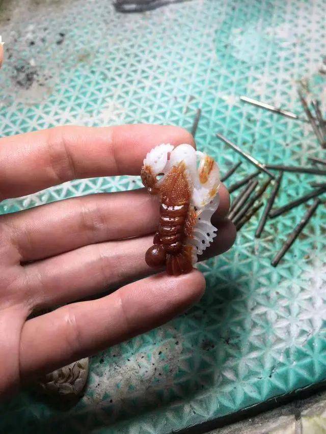 
                一块形状特别的大马坎翡翠原石，被小哥花2500拿下，雕出收藏级作品！
   第3张