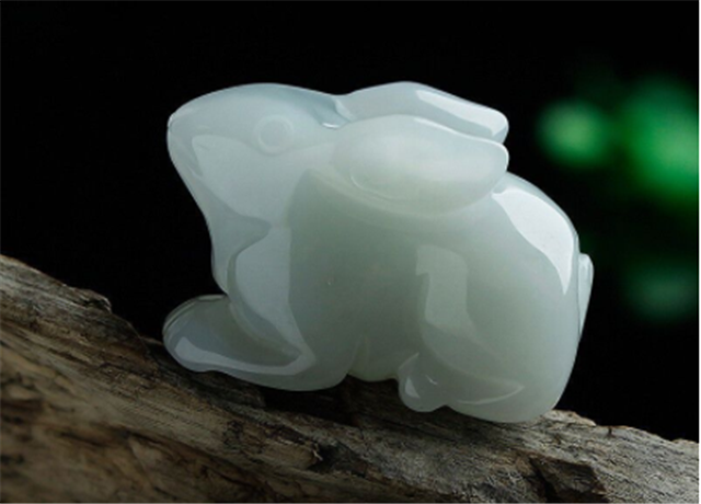 翡翠兔子吊坠寓意是什么？一起来涨知识！(图文)   第2张