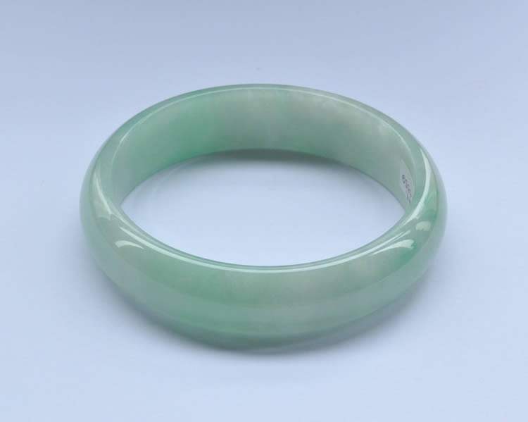 a类翡翠手镯多少钱一个？如何判断手上的翡翠是A类？   第2张