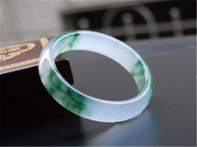 如何挑选翡翠飘花手镯？看个人喜欢即可！   第3张