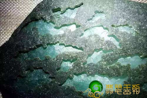 他坚持花2000买下来翡翠翡翠原石，殊不知开窗通风后羡煞许多人！   第8张