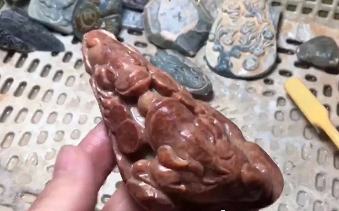 
                3500拿下的红翡原石，去皮干巴巴，雕刻后蜕变金蟾戏珠！
   第10张