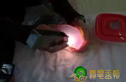 最强翡翠翡翠赌石，380万切出来两个亿！   第4张