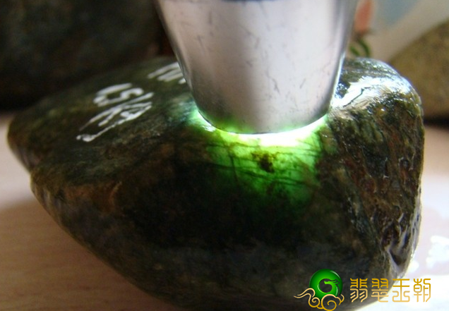 翡翠精典结合了原材料、手工雕刻和艺术创意的精粹，看一下他们是怎样问世的？   第1张