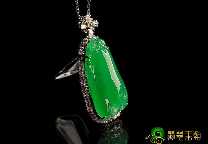 七彩翡翠的价钱高還是全绿翡翠的价钱高？可谓是顶峰的对战   第1张