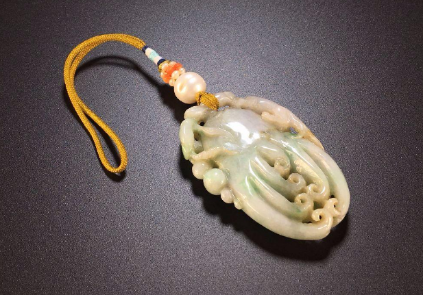 一些瑕疵很多翡翠，经过玉雕师的精雕细琢，展现出完美的自己   第5张