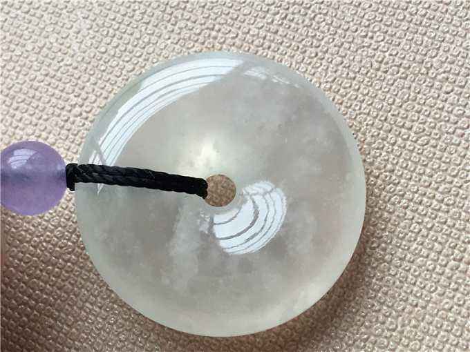 你觉得冰种翡翠不带色的好不好？翡翠的色根指的是什么，你知道吗？   第1张