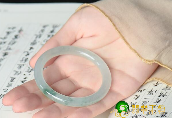 翡翠镯子送礼有哪些注重？ 这一份镯子送人与配戴注意事项一定要了解   第2张