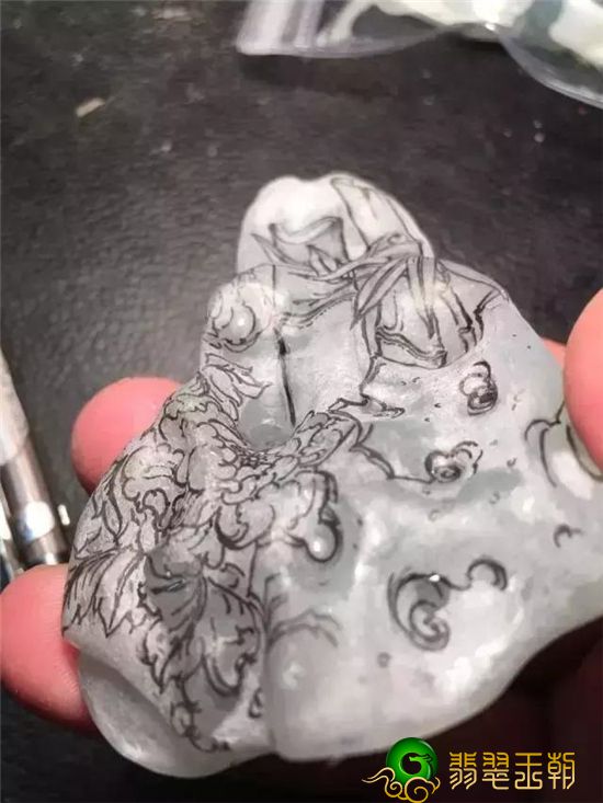 每个人都要想翡翠冰种，实际上冰糯种也很漂亮，看一下这两块料子就了解   第8张