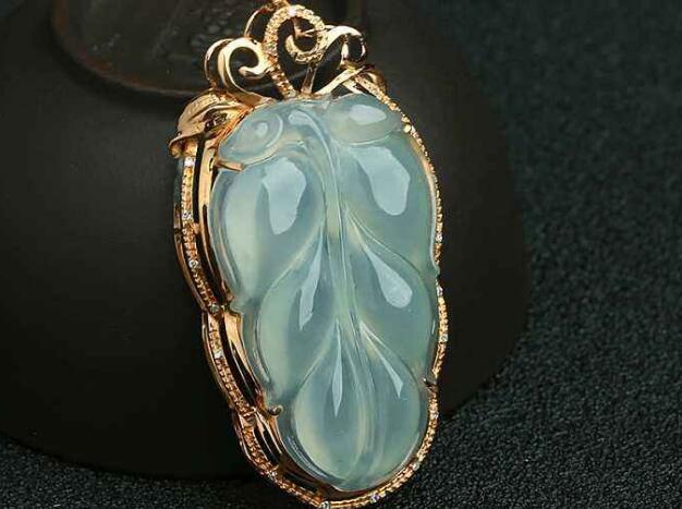 怎么理解翡翠金枝玉叶的寓意？购买翡翠金枝玉叶吊坠时注意哪些？   第3张