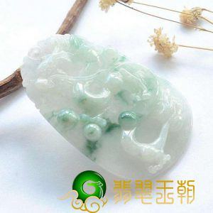 古人为什么都喜欢翡翠玉牌挂件 如何挑选到适合的翡翠玉牌   第7张