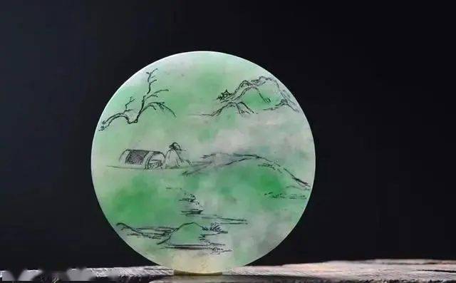 
                一块多棉飘绿的翡翠手镯心，经玉雕师这样设计，档次瞬间提升了！
   第2张