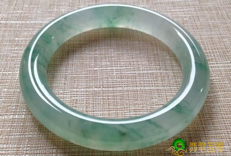 起荧翡翠手镯价格如何？翡翠里的起荧和起莹压根并不是一回事儿！ 