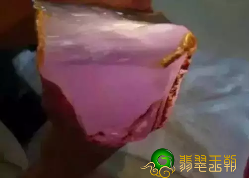 最强翡翠翡翠赌石，380万切出来两个亿！   第1张