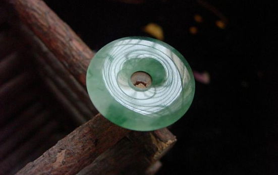 老坑冰种飘花翡翠如何挑选?为你带来详细的解说! 第1张