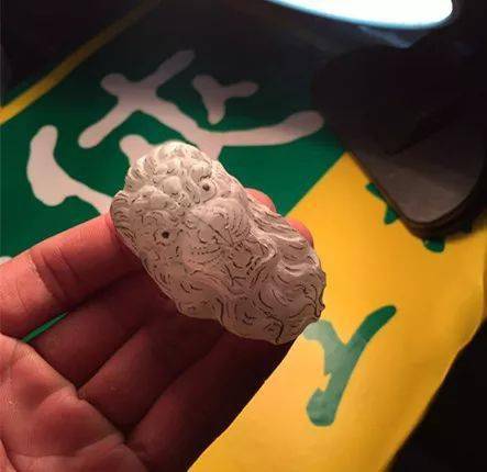 
                花高价拿下“莫西沙”翡翠原石，切开之后果然名不虚传！
   第3张