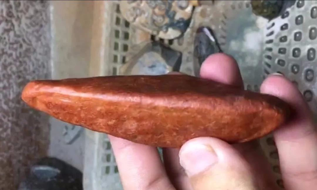 
                3500拿下的红翡原石，去皮干巴巴，雕刻后蜕变金蟾戏珠！
   第4张