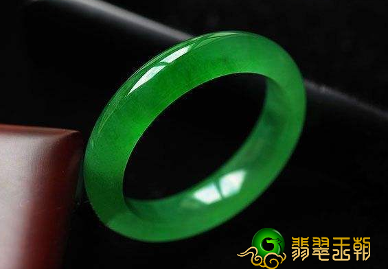 翡翠镯子送礼有哪些高度重视？ 这一份镯子送人与配戴疑难问题一定要把握   第1张