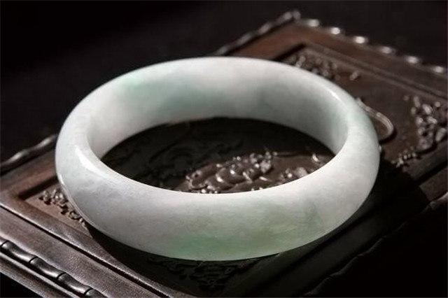 翡翠镯子全是棉为何还那么贵?看完的人都懂了!(图文) 第4张