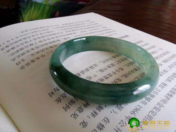 油青翡翠手镯价格多少钱？什么叫油青种翡翠？   第2张