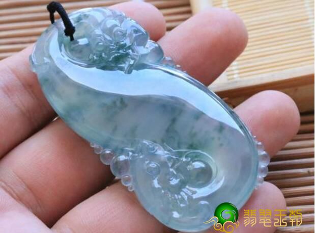 你如果不清楚翡翠冰种翡翠的特点那么就亏变大，休怪我没提示你！   第2张