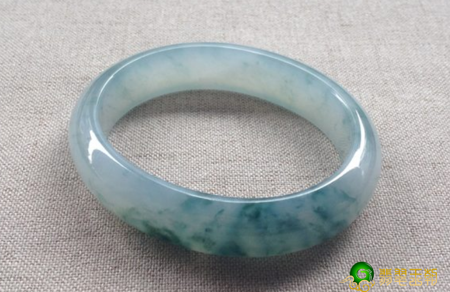 翡翠冰种翡翠飘花价钱是如何的？飘花贵也是拥有 自身的原因   第1张