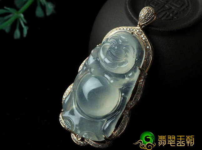 翡翠的色调并不单是仅有翠绿色哦,它也有许多 种色的。 第1张