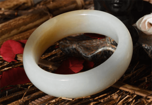 和田玉俄料好还是且末料好？来看看这份对比就知道了！   第2张