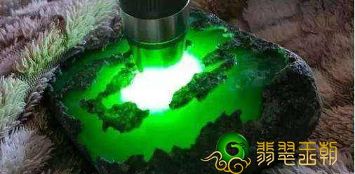 他坚持花2000买下来翡翠翡翠原石，殊不知开窗通风后羡煞许多人！   第4张