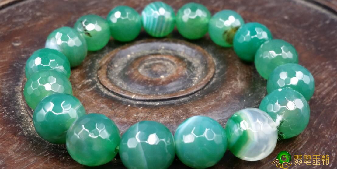 度假旅游时花4万买的翡翠翡翠原石，竟然切出了春带彩镯子   第9张