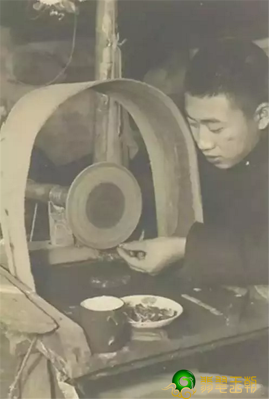 难得一见的玉石雕刻工作人员旧照片   第4张