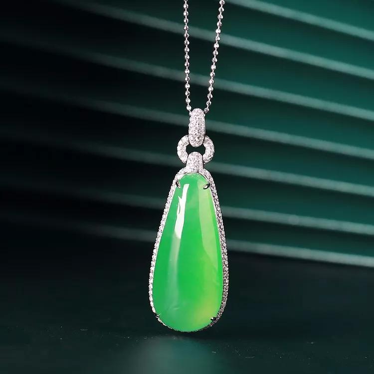 
                绿的亮眼的翡翠欣赏
   第2张