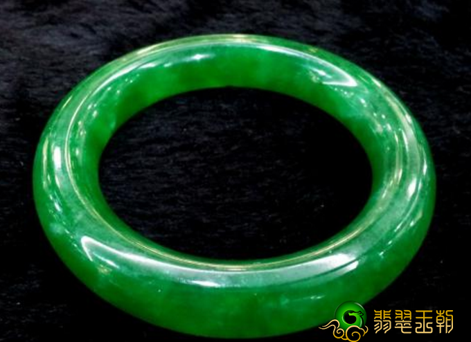 翡翠中绿色的等级你知道哪些？不同等级绿色分布均匀的程度影响价格   第3张